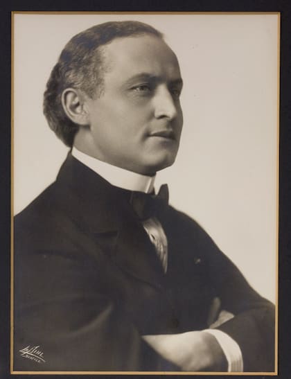 Retrato que muestra a Houdini no como artista de circo, sino como hombre de intelecto y carácter, alguien que había elevado la magia a la categoría de arte y desafío humano