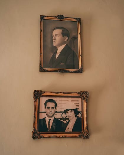 Retratos de Don Juan en las paredes del bar.
