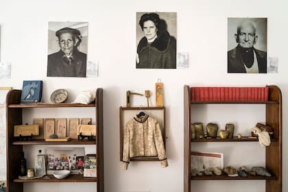 Retratos de habitantes centenarios en un museo de Seulo, en Cerdeña