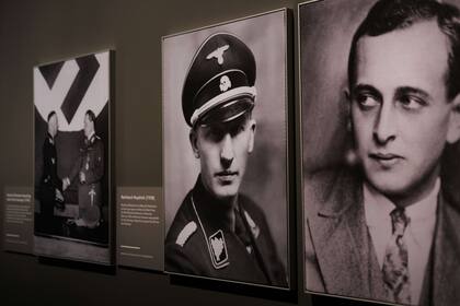 Retratos de jerarcas nazis en exhibición. La exposición se inaugurará en el aniversario de la rendición del nazismo en 1945. La Segunda Guerra Mundial finalizó en septiembre de 1945