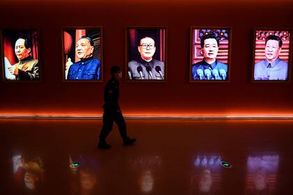 Retratos de los secretarios del PCC desde la fundación del régimen: (Izquierda a derecha) Mao Tse-tung, Deng Xiaoping, Jiang Zemin, Hu Jintao y Xi Jinping