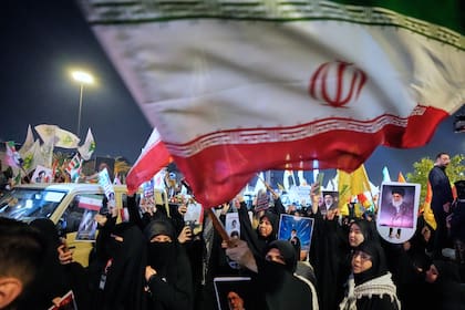 Retratos del nuevo líder supremo iraní aparecen en actos de apoyo al régimen mientras Washington sostiene que Mojtaba Khamenei resultó herido en el ataque que mató a su padre y aún no se mostró públicamente