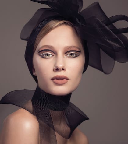 RETRO MODERNO Maybelline NY, por Jazmín Calcarami Tendencia: aplicar texturas metálicas en el párpado superior con un delineado clásico sobre el esfumado mate Tips: para un look más retro 60, sumar una línea en la profundidad y en la línea inferior del ojo en dos tonos diferentes, como plateado y ve