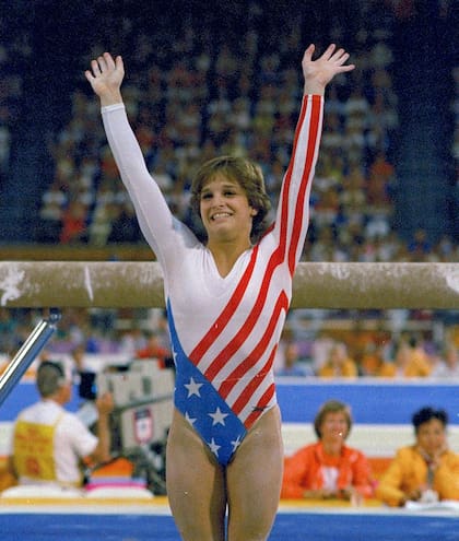 Retton saluda y agradece los aplausos tras su rutina en los Juegos Olímpicos de Los Ángeles, el 3 de agosto de 1984; la entonces adolescente popularizó en su país la gimnasia, disciplina que era dominada por Europa.