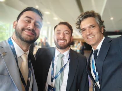 Reunidos en Budapest, Nahuel Sotelo, Agustín Laje y el abogado Santiago Muzio, que dirige la Casa Argentina en París
