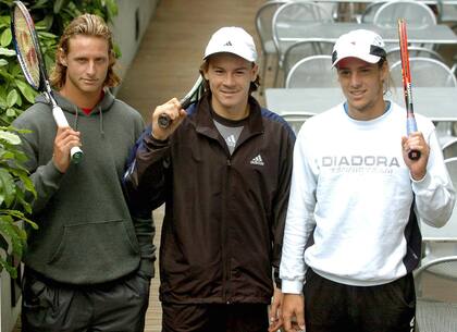 Reunidos en París para las fotos: Nalbandian, Coria y Gaudio, antes de las semifinales de Roland Garros 2004