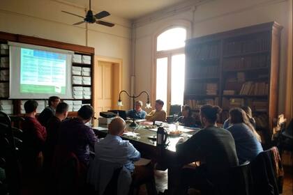 Reunión académica en la Sala de Investigaciones del Instituto Ravignani