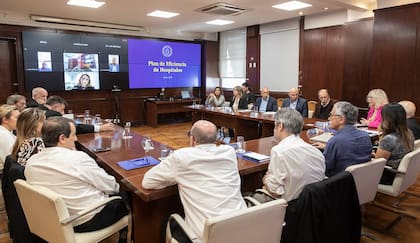 Reunión con los directores de hospitales nacionales en marzo para revisar compras y contrataciones