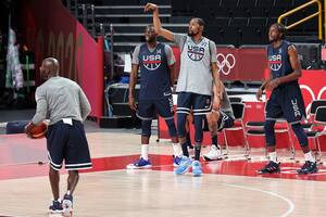 Reunión de estrellas: Kevin Durant, Draymond Green y Jerami Grant durante un entrenamiento de Estados Unidos en el Saitama Super Arena, con miras al debut en los Juegos Olímpicos, frente a Francia este domingo.