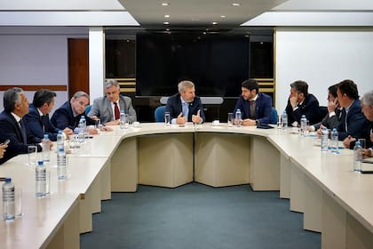 Reunión de gobernadores y legisladores en el CFI