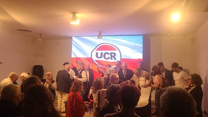 Reunión de la UCR para homenajear a exlegisladores que asumieron en 1983 y darle un nuevo impulso al proyecto de reconstrucción del partido tras el revés electoral del año pasado