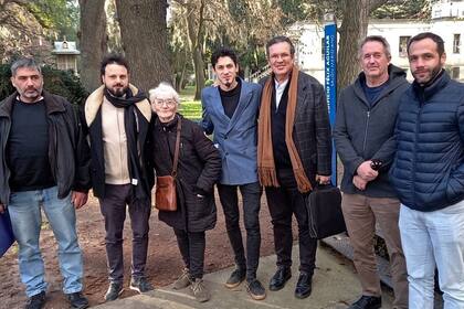 Reunión de Tristán Bauer con la ONG "Intentar" por la reapertura del Teatro del Lago