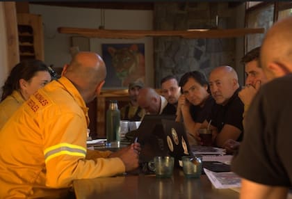Reunión del Comando Operativo Conjunto, a cargo del combate del incendio.
