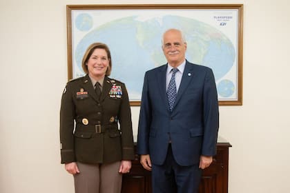 Reunión del Ministro de Defensa, JorgeTaiana, con la jefa del Comando Sur de los Estados Unidos, general Laura J. Richardson.