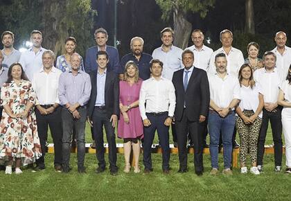 Reunión del PJ en Merlo, Intendentes de la pcia. de Bs.AS. el gob. Axel Kicillof y el ministro de economía Sergio Massa.