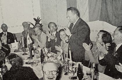 Reunión en la estación ferroviaria La Dulce, localidad bonaerense del Partido de Necochea, para recaudar fondos para la compra de aviones caza Spitfire. (Archivo Claudio Meunier).