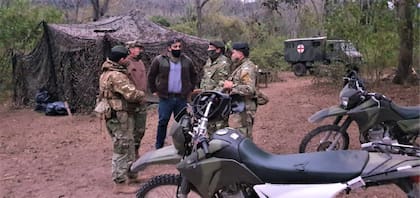 Reunión entre funcionarios salteños y jefes militares en un vivac de las tropas del Ejército desplegadas en la frontera