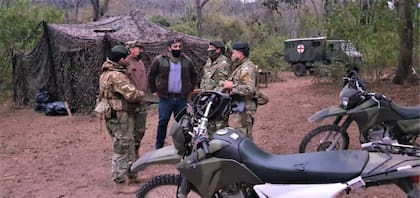 Reunión entre funcionarios salteños y jefes militares en un vivac de las tropas del Ejército desplegadas en la frontera