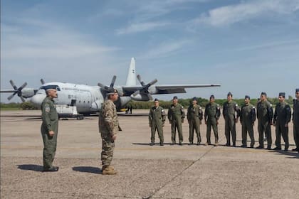 Reunión final con la tripulación del Hércules C-130 que parte a repatriar a las y los argentinos que están en Israel