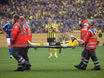 Reus sale en camilla durante el partido de Bundesliga contra Schalke 04 en septiembre de 2022; la lesión en el tobillo privó del Mundial de Qatar al futbolista, que se había perdido la conquista alemana en Brasil 2024.