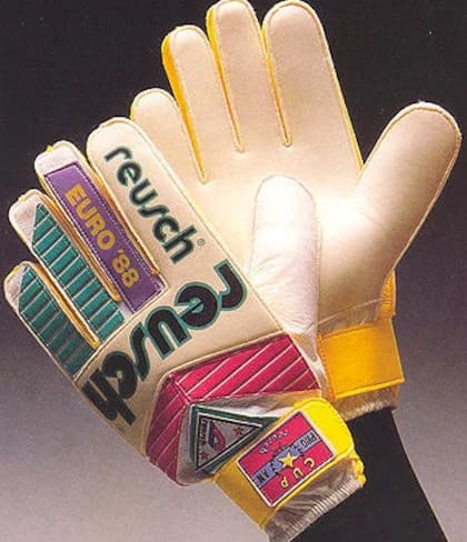 Reusch no era cualquier marca para Monastirsky. La firma, nacida en Alemania en 1934, se había convertido en una referencia mundial en guantes deportivos, especialmente en el arco y en los deportes de invierno. En los años 70, Gebhard Reusch trabajó junto al arquero alemán Sepp Maier en el desarrollo de guantes con palma de látex, una innovación que cambió el agarre de la pelota