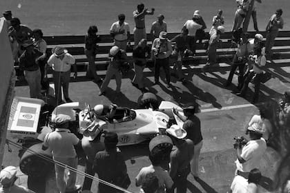 Reutemann en boxes; en la vuelta de la F. 1 a la Argentina en 1972 sorprendió a todos con la pole en su debut
