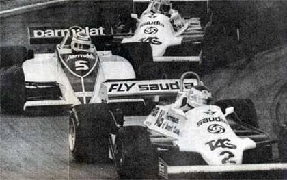 Reutemann, en el podio de Zolder, no festejó por los accidentes con los mecánicos; el argentino logró con el Williams FW07C la pole position, el récord de vuelta y el éxito