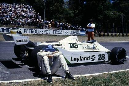 Reutemann llora al lado del Williams en el Autódromo porteño, tras un abandono doloroso en 1980
