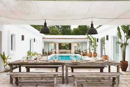 Reutilizaron viejos durmientes de lapacho para hacer este juego de mesa y bancos (MyE Herrería).