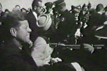 Minutos antes del crimen, Kennedy junto a su esposa, en Dallas, Texas.