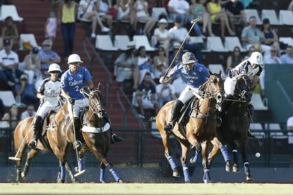 Revés de Adolfo Cambiaso ante Ignacio Laprida en Palermo 2016; La Dolfina y Cría Yatay sostendrán la primera semifinal de Tortugas.