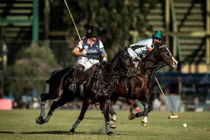 Revés de la olavarriense Agustina Imaz ante Erica Gandomcar; la primera delantera argentina cumplió su misión: hacer goles.