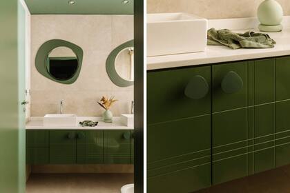 Revestimiento de porcelanato ‘Berliner Sand’ (SBG). Espejos, tiradores ‘Piedra’ y vanitory (Camila Monge).