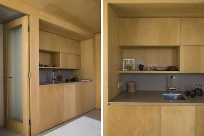 Revestimiento en madera y mesada en acero inoxidable. Calidez y practicidad para trabajar en casa.