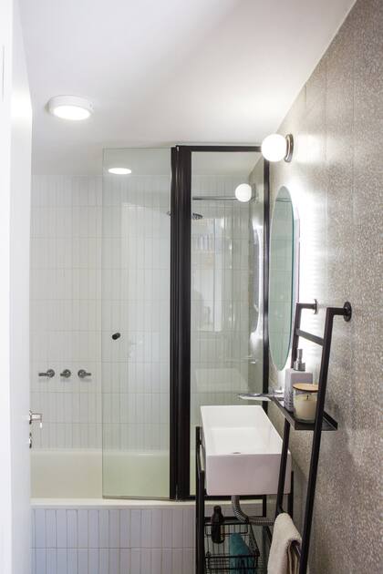 Revestimiento granítico (Moltrasio), azulejos ‘Finlandia Soft’ (Acuarela) en la ducha y muebles livianos de hierro diseñados por el Estudio.