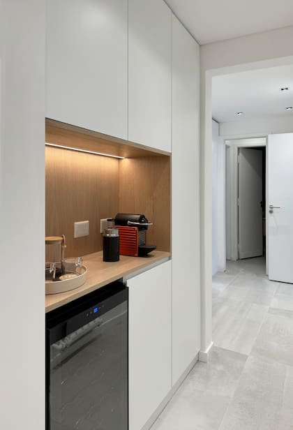 Revestimiento piso (Vite Antico Ivory Eco Natural), Estación de café (diseñados y ejecutados por el estudio, madera Roble Americano). Iluminación (Eurolamp). Tazas, frasco y bandeja (IKEA).