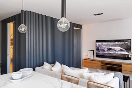 Revestimiento varillado en MDF colocado en obra (Carpintero Roberto Ruiz para DIPA Arquitectos). Pintura color petróleo preparada especialmente (Sherwin Williams).