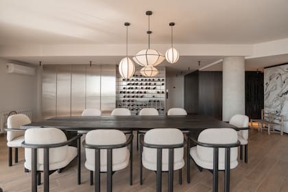 Revestimiento y mueble vajillero/bar, diseño del estudio realizado por Artefacto.