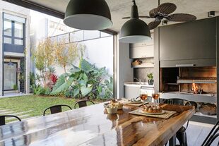Revestimientos (Cortese). Bacha (Johnson Acero). Grifería (FV). Heladera (Whirlpool Argentina). Mesada de Silestone (Marmolería Reyes). Muebles bajomesada (Faber Carpintería). Catering (Marina Becher). Panera de fibras naturales (Paysana). Vajilla (Candela González Arzac).