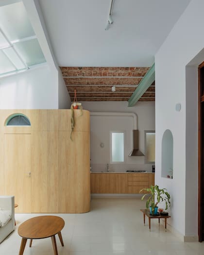 Revestimientos símil madera ‘Hickory Natural’ de Egger (ejecutado por Contuco). Mesadas en Silestone ‘Blanco Norte’ (AB Mármolería).