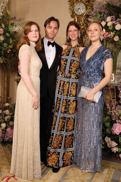 La princesa Dorothée d’Arenberg, el duque de Crussol, la princesa Aliénor d’Arenberg y la princesa Theodora von und zu Liechtenstein