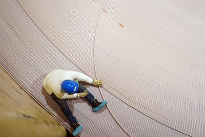 Revisando la fibra óptica a bordo del barco