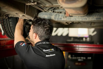 Revisar el estado de los neumáticos, así como la presión con la que cuentan, resulta fundamental