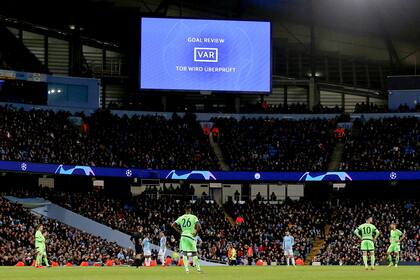 Revisión de gol en el partido de Manchester City y Schalke 04