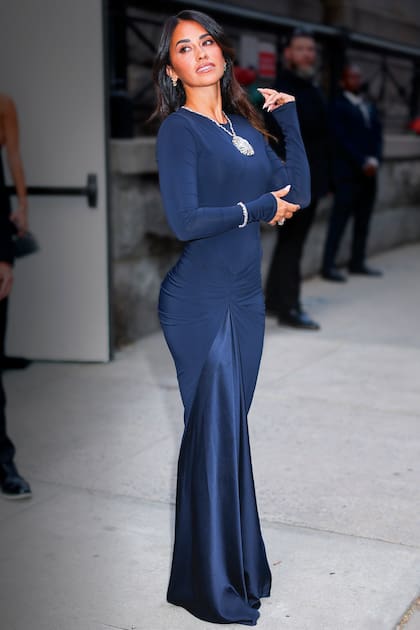 Antonela Roccuzzo,
impactante, con
una creación de
la colombiana
Silvia Tcherassi.
Se trata de un
vestido de corte
sirena de cuello
redondo y espalda
descubierta, con
juego de pliegos
en la cintura
que abren a una
maxifalda, todo
confeccionado
en seda italiana