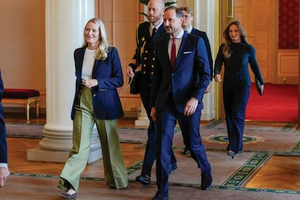 Los futuros reyes de Noruega, listos para recibir a la delegación de atletas paralímpicos de su país.
Ella, por primera vez en público con sistema de respiración asistida