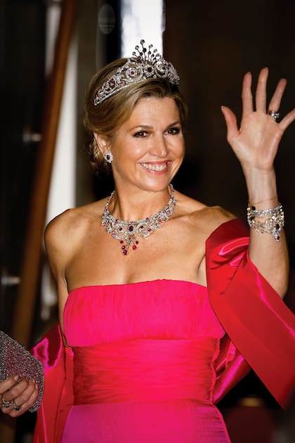 Uma tiara de pavão, junto com um colar e brincos combinando, foram os outros personagens principais do estilo da Rainha.