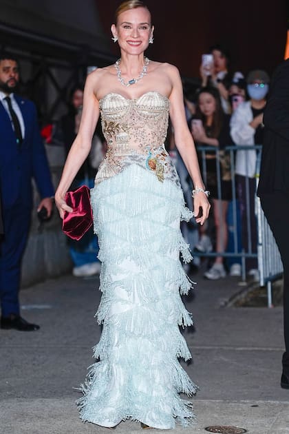 Diane Kruger desfila la alfombra roja con un original diseño sirena de Sabina Bilenko. Se trata de un conjunto compuesto por un top con incrustaciones bordadas y falda de flecos, con efecto visual de escamas
