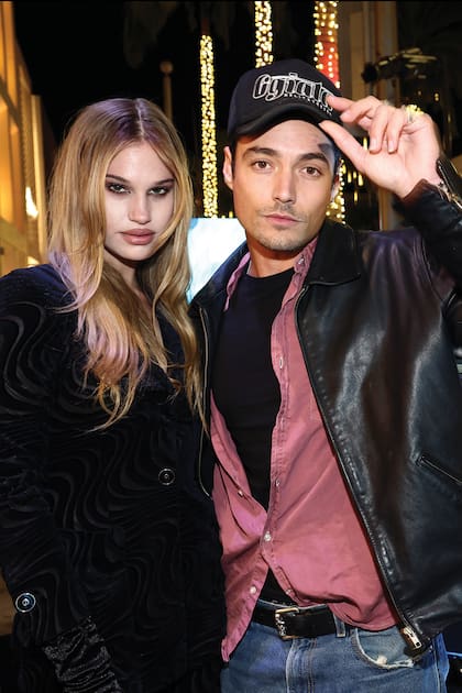 El modelo y
actor posa con su novia,
la modelo e influencer
Meredith Mickelson