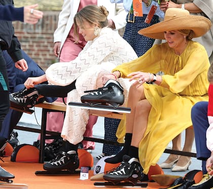 Ariane, que se prepara para estudiar Ingeniería Aeroespacial en la Universidad Técnica de Delft, una de las más prestigiosas de Europa, se pone los patines junto a la reina Máxima